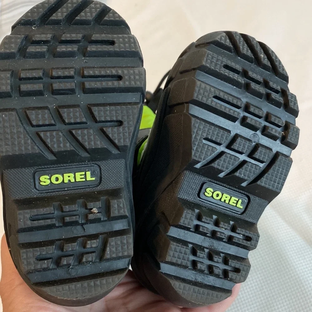 Sorel Kids toddler snow boots green and black size 6